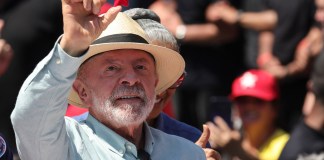 A ocho días de las elecciones en Brasil, Lula da Silva y Flávio Bolsonaro llevaron sus campañas a las periferias de São Paulo y Río de Janeiro, dos estados clave en la disputa electoral.