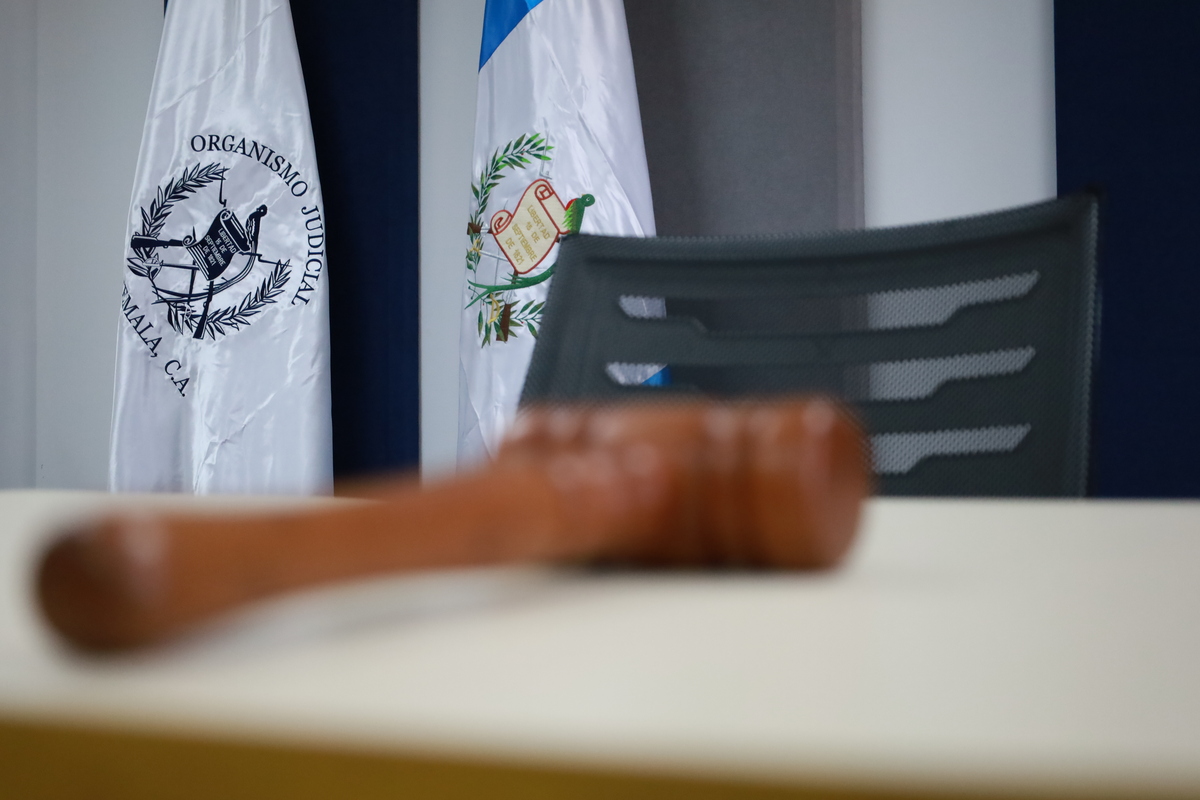 El mazo de la justicia, símbolo de la autoridad con la que los jueces imparten justicia y toman decisiones dentro del sistema judicial guatemalteco.
