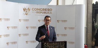 Presupuesto 2027: la apuesta más expansiva de la historia entre inversión, deuda y dudas sobre sobrevaloraciones Ministro de Finanzas, Jonathan Menkos, presentó en el Congreso el Presupuesto 2027. Foto La Hora