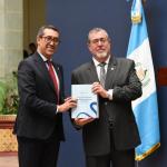 Ministro Jonathan Menkos junto con el presidente Bernardo Arévalo durante la presentación del proyecto de presupuesto general de ingresos y egresos 2027. Foto La Hora: José Orozco
