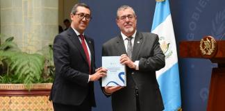 Ministro Jonathan Menkos junto con el presidente Bernardo Arévalo durante la presentación del proyecto de presupuesto general de ingresos y egresos 2027. Foto La Hora: José Orozco