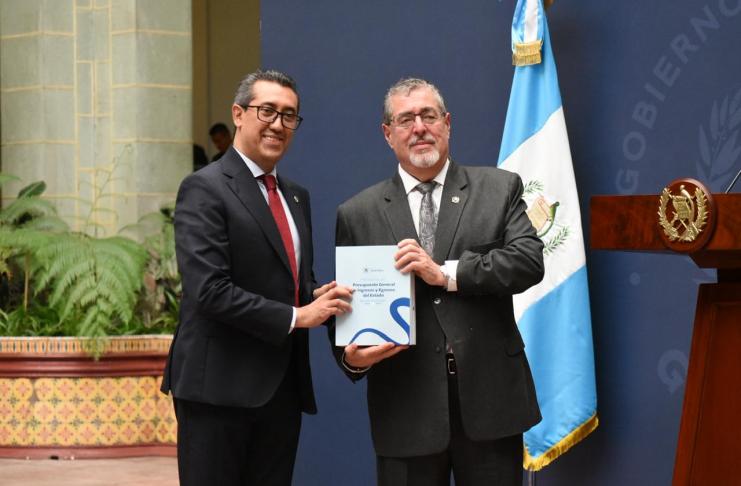 Ministro Jonathan Menkos junto con el presidente Bernardo Arévalo durante la presentación del proyecto de presupuesto general de ingresos y egresos 2027. Foto La Hora: José Orozco