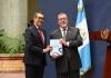 MINFIN presenta al Congreso de la República un presupuesto de Q192 mil millones para 2027 Ministro Jonathan Menkos junto con el presidente Bernardo Arévalo durante la presentación del proyecto de presupuesto general de ingresos y egresos 2027. Foto La Hora: José Orozco