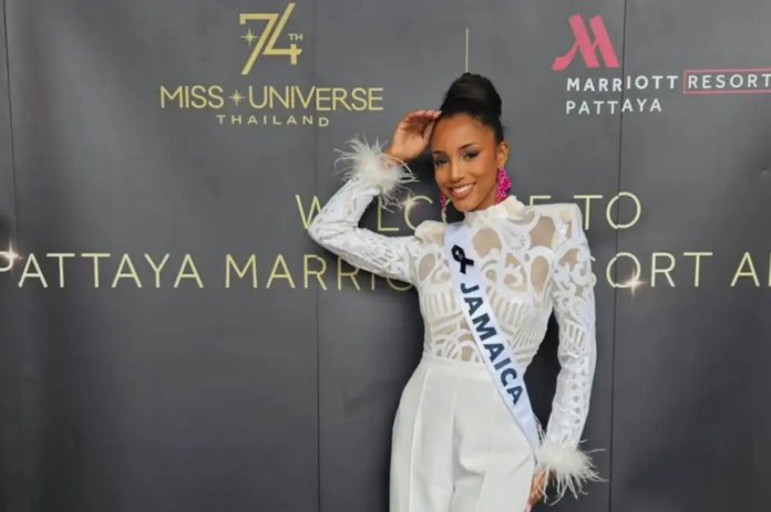 Miss Jamaica Casi un año después de la caída que sufrió durante Miss Universo 2025, la exMiss Jamaica Gabrielle Henry presentó una demanda contra la organización.