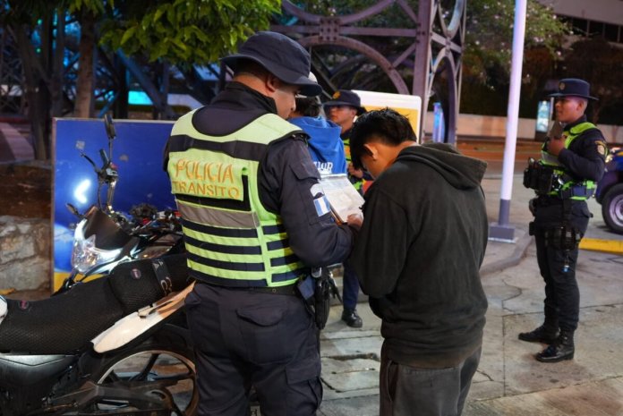El motorista fue sancionado durante un operativo en la zona 9. Foto La Hora: Tránsito PNC