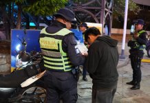 El motorista fue sancionado durante un operativo en la zona 9. Foto La Hora: Tránsito PNC