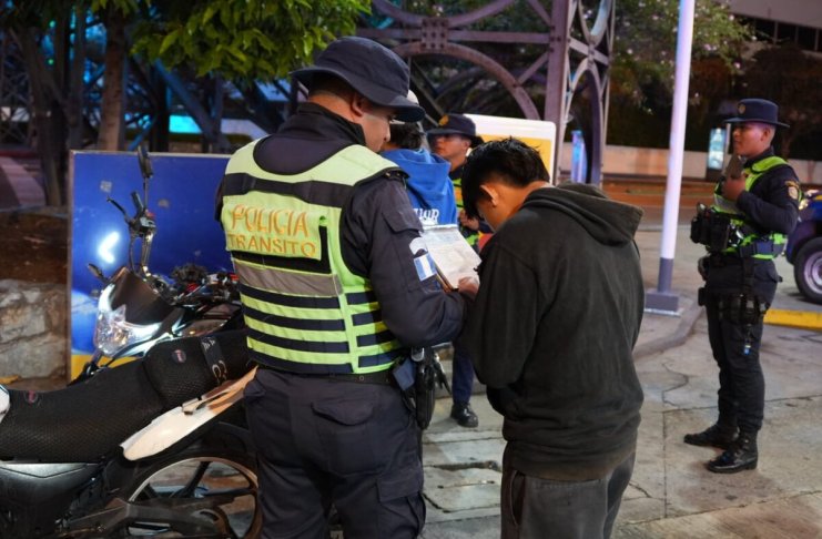 El motorista fue sancionado durante un operativo en la zona 9. Foto La Hora: Tránsito PNC