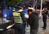 El motorista fue sancionado durante un operativo en la zona 9. Foto La Hora: Tránsito PNC