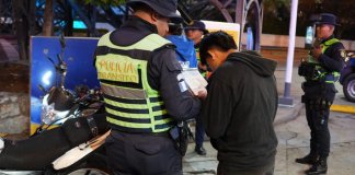 Sin licencia, sin casco y con escape modificado: motorista es sancionado en zona 9 El motorista fue sancionado durante un operativo en la zona 9. Foto La Hora: Tránsito PNC