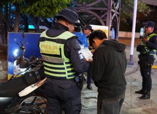 Sin licencia, sin casco y con escape modificado: motorista es sancionado en zona 9 El motorista fue sancionado durante un operativo en la zona 9. Foto La Hora: Tránsito PNC