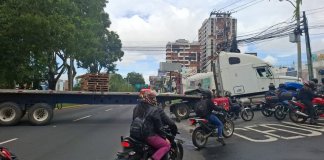 Multa de Q 25 mil al conductor del cabezal que paralizó el tránsito en bulevar Los Próceres