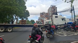 Multa de Q 25 mil al conductor del cabezal que paralizó el tránsito en bulevar Los Próceres