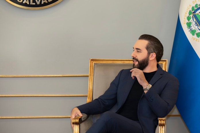 El presidente de El Salvador, Nayib Bukele, destacó los resultados de un programa piloto con tutores de inteligencia artificial implementado en 171 escuelas públicas. Foto La Hora