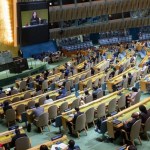 La presidenta de la Asamblea General, Annalena Baerbock (en pantalla), preside la reunión de la Asamblea General sobre el fortalecimiento del Sistema de las Naciones Unidas. Foto La Hora: ONU