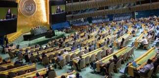 La presidenta de la Asamblea General, Annalena Baerbock (en pantalla), preside la reunión de la Asamblea General sobre el fortalecimiento del Sistema de las Naciones Unidas. Foto La Hora: ONU