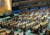 La presidenta de la Asamblea General, Annalena Baerbock (en pantalla), preside la reunión de la Asamblea General sobre el fortalecimiento del Sistema de las Naciones Unidas. Foto La Hora: ONU