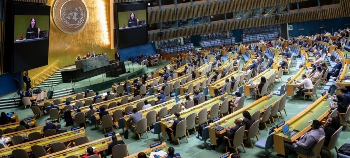 ONU La presidenta de la Asamblea General, Annalena Baerbock (en pantalla), preside la reunión de la Asamblea General sobre el fortalecimiento del Sistema de las Naciones Unidas. Foto La Hora: ONU