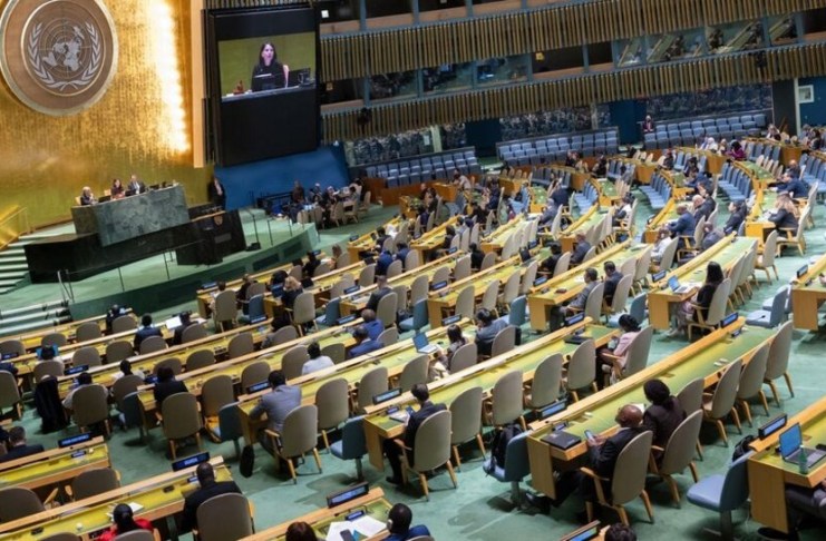 La ONU respalda un nuevo mapamundi para mostrar a África con su tamaño real La presidenta de la Asamblea General, Annalena Baerbock (en pantalla), preside la reunión de la Asamblea General sobre el fortalecimiento del Sistema de las Naciones Unidas. Foto La Hora: ONU