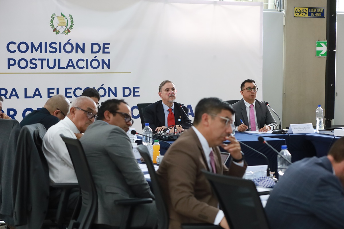 La Comisión de Postulación para la elección del Contralor General de Cuentas durante la sesión de entrevistas a los aspirantes. Foto La Hora: Daniel Ramírez