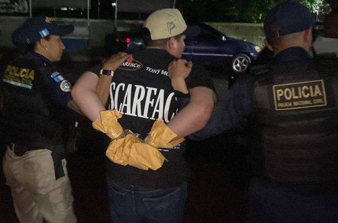 PNC (2) Tras una denuncia por disparos, la PNC capturó a cuatro salvadoreños en Amatitlán. Las autoridades investigan su posible vínculo con un ataque armado en Villa Nueva.