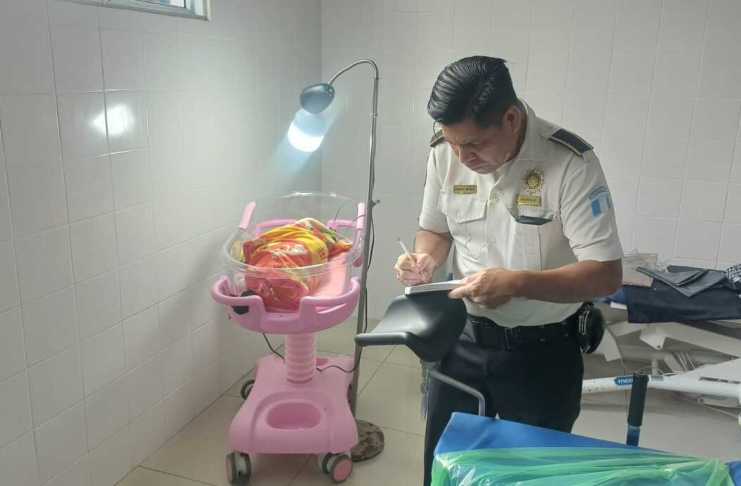 Una bebé recién nacida fue localizada a orillas de un barranco en San Pedro Carchá, Alta Verapaz.