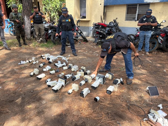 Autoridades retiraron cámaras ilícitas. Foto La Hora: PNC