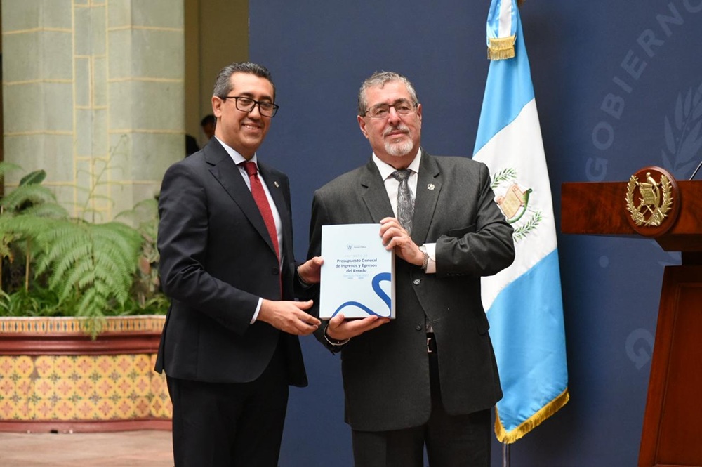 Presidente Bernardo Arévalo y Ministro de Finanzas, Jonathan Menkos, presentaron documento oficial de Presupuesto. Foto La Hora: José Orozco