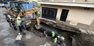 Maquinaria y trabajadores continúan este sábado con los trabajos en el hundimiento de la avenida Pablo VI, zona 7 de Mixco.