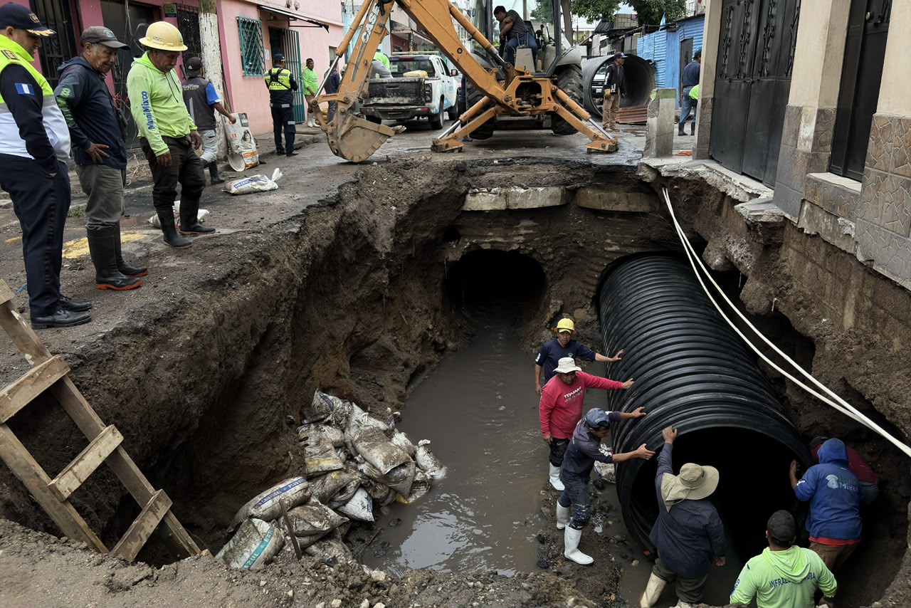 El personal municipal trabaja en la excavación y colocación de tuberías para reparar el tramo afectado por el hundimiento en la colonia Pablo VI.