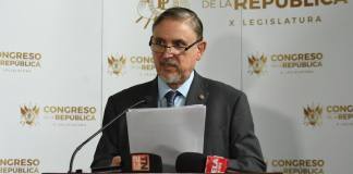 Rector de la Universidad Rafael Landívar (URL), Miquel Cortés, quien como presidente de la Comisión de Postulación para la elección de Contralor entregó la nómina final al Congreso. Foto La Hora: José Orozco