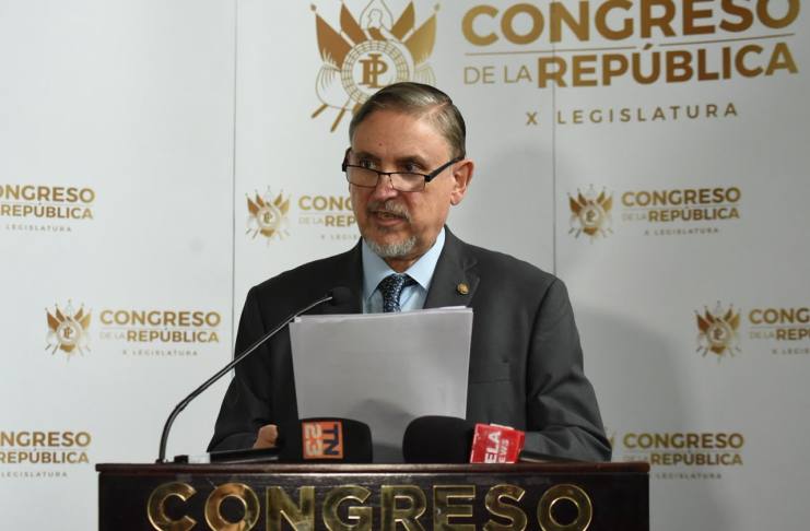 Rector de la Universidad Rafael Landívar (URL), Miquel Cortés, quien como presidente de la Comisión de Postulación para la elección de Contralor entregó la nómina final al Congreso. Foto La Hora: José Orozco