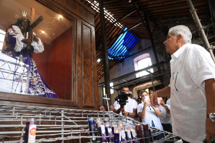 Fotografía cedida por la Presidencia de Panamá de su mandatario, José Raúl Mulino, durante una visita al Cristo Negro en la Iglesia de San Felipe en Portobelo, provincia de Colón (Panamá). Foto La Hora: Presidencia de Panamá