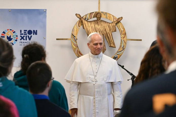 El papa pide honrar la dignidad de cada hermano al visitar centro para migrantes en París El papa León XIV (c) se reúne con jóvenes, migrantes y personas vulnerables durante una visita al centro de apoyo e integración social Maison Bakhita en París, Francia, el 26 de septiembre de 2026. El viaje apostólico del Pontífice a Francia se desarrollará del 25 al 28 de septiembre bajo el lema "Para que el Mundo Tenga Vida". (Papa, Francia) EFE/EPA/ALBERTO PIZZOLI / POOL