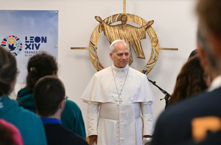 El papa León XIV (c) se reúne con jóvenes, migrantes y personas vulnerables durante una visita al centro de apoyo e integración social Maison Bakhita en París, Francia, el 26 de septiembre de 2026. El viaje apostólico del Pontífice a Francia se desarrollará del 25 al 28 de septiembre bajo el lema "Para que el Mundo Tenga Vida". (Papa, Francia) EFE/EPA/ALBERTO PIZZOLI / POOL