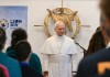 León XIV llama a “honrar la dignidad” de los migrantes durante su visita a un centro en París El papa León XIV (c) se reúne con jóvenes, migrantes y personas vulnerables durante una visita al centro de apoyo e integración social Maison Bakhita en París, Francia, el 26 de septiembre de 2026. El viaje apostólico del Pontífice a Francia se desarrollará del 25 al 28 de septiembre bajo el lema "Para que el Mundo Tenga Vida". (Papa, Francia) EFE/EPA/ALBERTO PIZZOLI / POOL