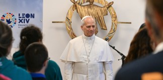 León XIV llama a “honrar la dignidad” de los migrantes durante su visita a un centro en París El papa León XIV (c) se reúne con jóvenes, migrantes y personas vulnerables durante una visita al centro de apoyo e integración social Maison Bakhita en París, Francia, el 26 de septiembre de 2026. El viaje apostólico del Pontífice a Francia se desarrollará del 25 al 28 de septiembre bajo el lema "Para que el Mundo Tenga Vida". (Papa, Francia) EFE/EPA/ALBERTO PIZZOLI / POOL