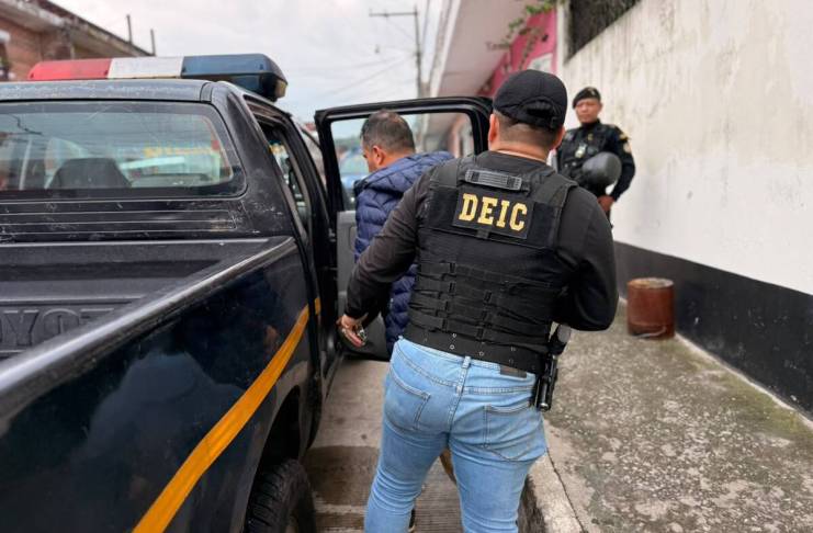 Por cargar más Q165 mil en efectivo y una pistola, detienen a Juan en la zona 6