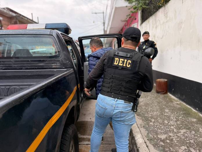 Por cargar mas Q165 mil en efectivo y una pistola detienen a Juan en la zona 6 Por cargar más Q165 mil en efectivo y una pistola, detienen a Juan en la zona 6