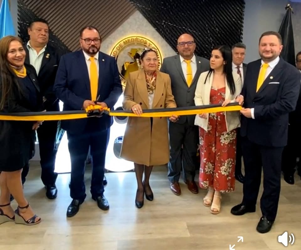 La exfiscal general Consuelo Porras junto con el entonces presidente del Colegio de Médicos, Julio Tejada, en 2025 para la remodelación del Salón Itzamná, Edificio de Colegio Profesionales. Foto La Hora: FB Soy Médico 502