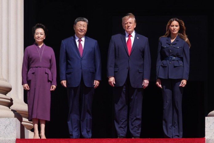 El presidente de China, Xi Jinping posa junto a su homólogo estadounidense, Donald Trump. Foto La Hora: Agencia EFE/ Octavio Guzmán.