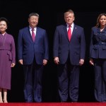 El presidente de China, Xi Jinping posa junto a su homólogo estadounidense, Donald Trump. Foto La Hora: Agencia EFE/ Octavio Guzmán.
