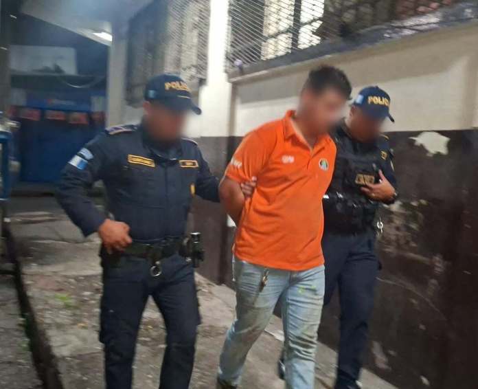 Presuntos asaltantes atropellan a dos agentes de la PNC y se dan a la fuga, uno de ellos es capturado.