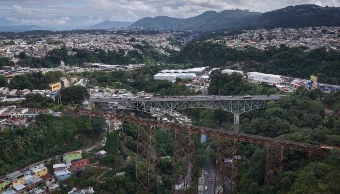 Vista del área al puente Ch'utb'al, donde la Conred ha identificado antecedentes de inestabilidad en sectores próximos a asentamientos de la zona 6. Foto La Hora: CIV.