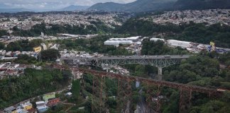 Vista del área al puente Ch'utb'al, donde la Conred ha identificado antecedentes de inestabilidad en sectores próximos a asentamientos de la zona 6. Foto La Hora: CIV.