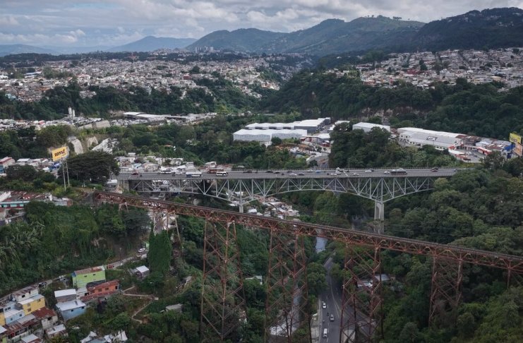 Vista del área al puente Ch'utb'al, donde la Conred ha identificado antecedentes de inestabilidad en sectores próximos a asentamientos de la zona 6. Foto La Hora: CIV.