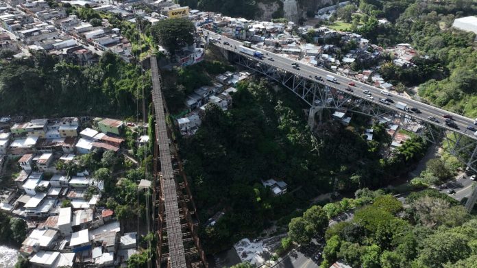Vista del área al puente Ch'utb'al, donde la Conred ha identificado antecedentes de inestabilidad en sectores próximos a asentamientos de la zona 6. Foto La Hora: CIV.