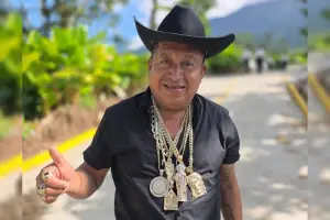 ¿Quién es el alcalde que dice ganar Q100 mil diarios y lleva un dije de la Santa Muerte?