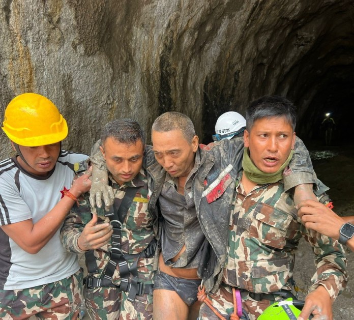 Un grupo de militares del Nepal rescata a un trabajador chino de un túnel de Upper Trishuli-1, en Rasuwa, el 5 de septiembre. EFE/NEPAL ARMY HANDOUT HANDOUT EDITORIAL USE ONLY/NO SALES