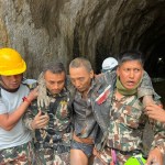 Un grupo de militares del Nepal rescata a un trabajador chino de un túnel de Upper Trishuli-1, en Rasuwa, el 5 de septiembre. EFE/NEPAL ARMY HANDOUT HANDOUT EDITORIAL USE ONLY/NO SALES
