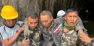 Un grupo de militares del Nepal rescata a un trabajador chino de un túnel de Upper Trishuli-1, en Rasuwa, el 5 de septiembre. EFE/NEPAL ARMY HANDOUT HANDOUT EDITORIAL USE ONLY/NO SALES